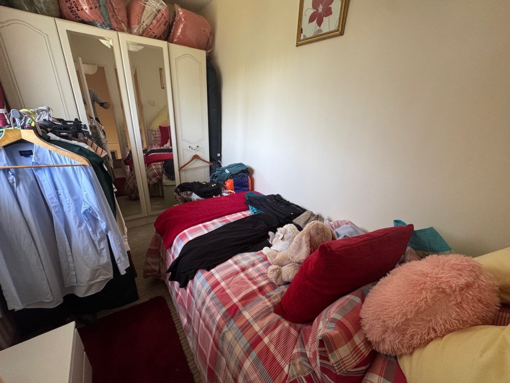 Lot: 151 - THREE-BEDROOM SEMI-DETACHED HOUSE - RESIDENTIAL INVESTMENT - Bedroom 3